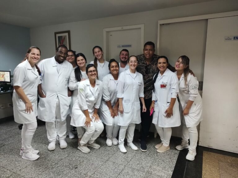 Anderson Freire visita pacientes e funcionários de hospital