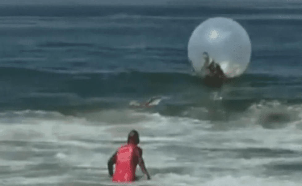 À deriva: Casal em bolha de plástico no mar é resgatado por bombeiros