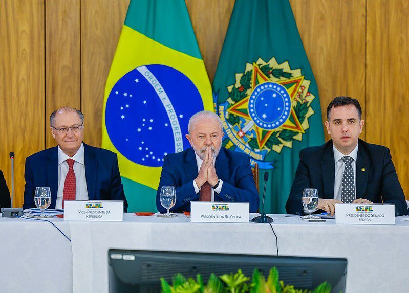 Ao lado de Lula, Pacheco defende a regularização das redes