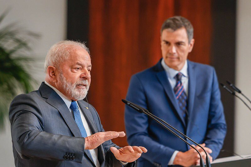 Após ser alvo de protesto em Portugal, Lula pede palmas na Espanha