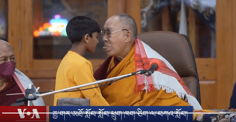 Dalai Lama pede a menino que ‘chupe sua língua’ e gera repulsa