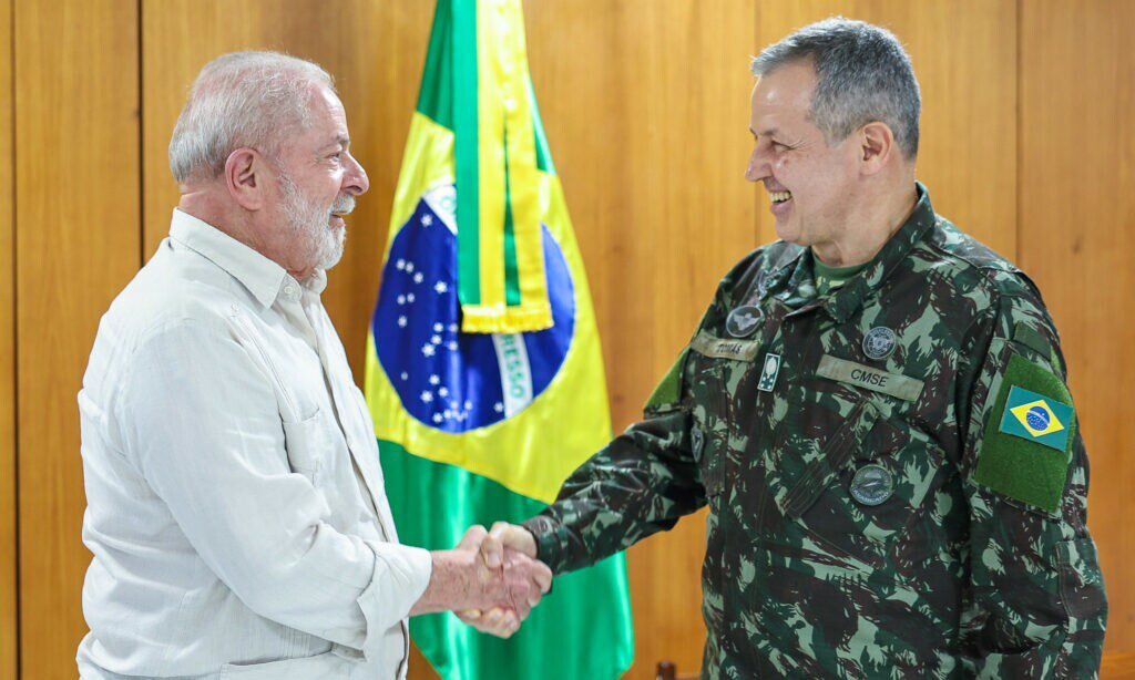 Escolhido de Lula para comandar Exército recebeu R$ 770 mil