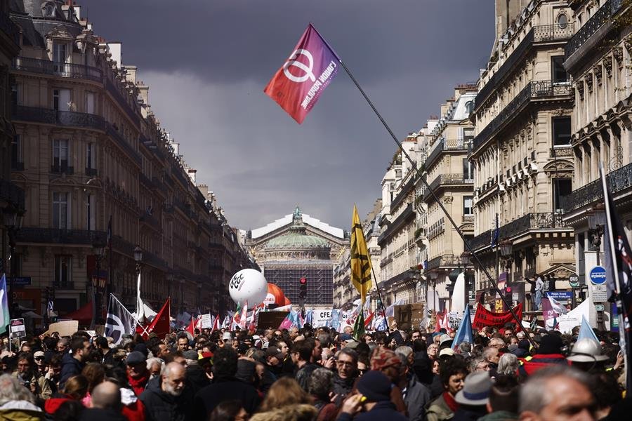 França volta a ter protestos; sede da Louis Vuitton é invadida