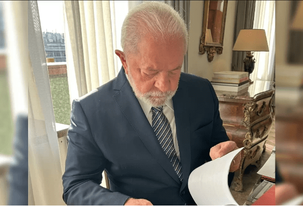 Gravata que Janja comprou para Lula custou mais de mil reais