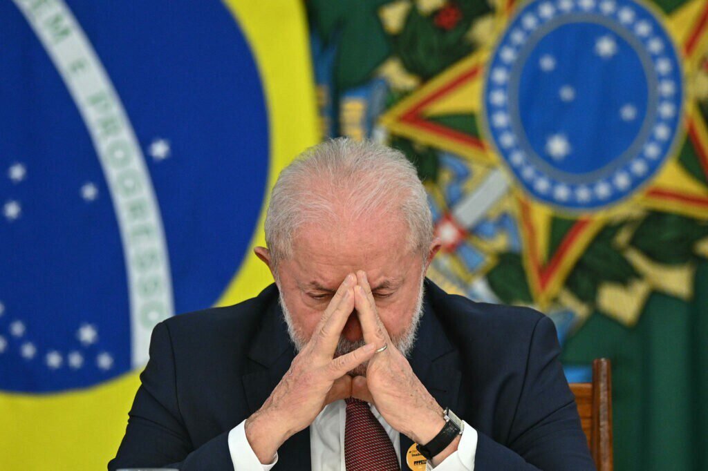 Lula antecipa ida a Portugal, em meio a turbulência no governo