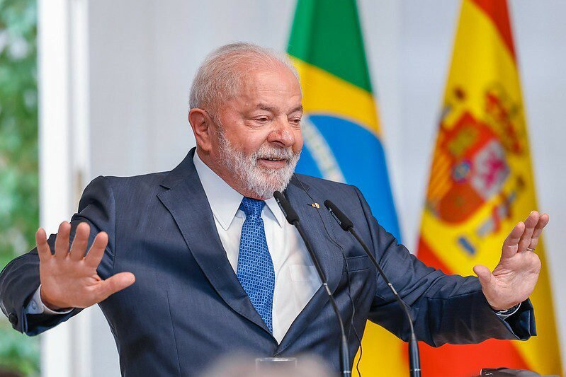 Lula diz ser impossível investir no Brasil e sugere que empresários busquem empréstimo na Espanha