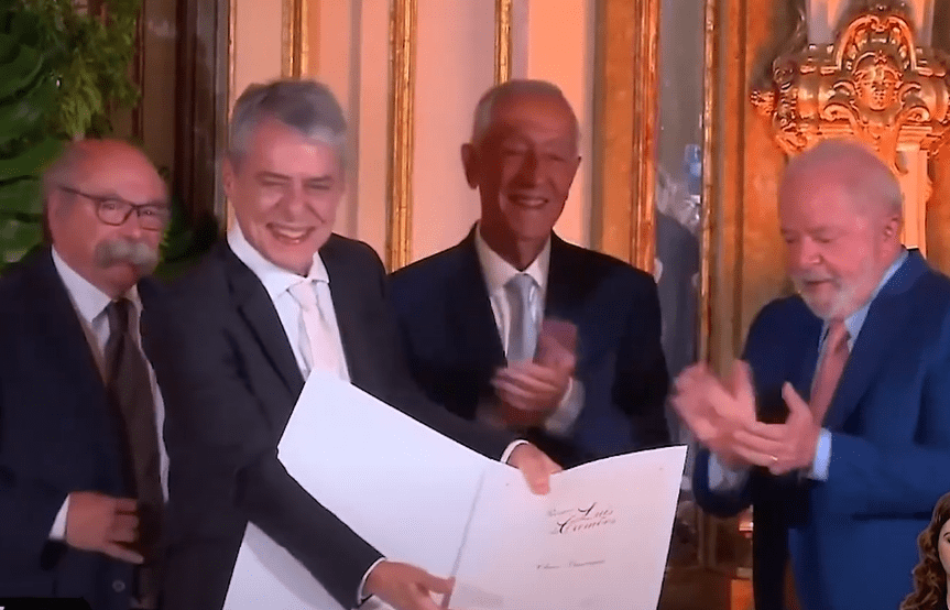Lula entrega prêmio a Chico Buarque, que ataca Bolsonaro