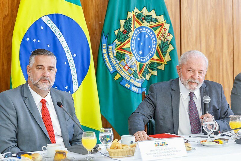 Lula volta a criticar juros e pede mudança na meta de inflação