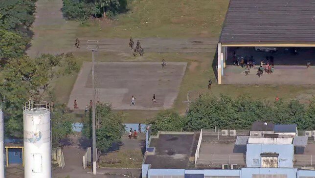 No Complexo da Maré, bandidos invadem escola e são presos