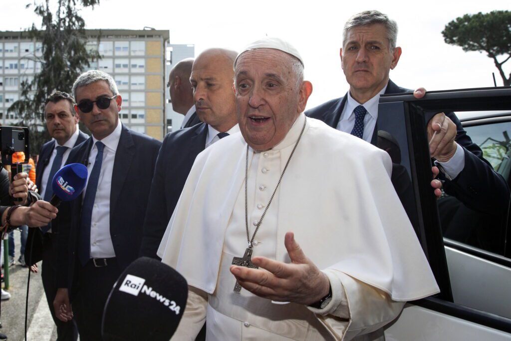 Papa Francisco recebe alta do hospital e brinca: “Estou vivo”