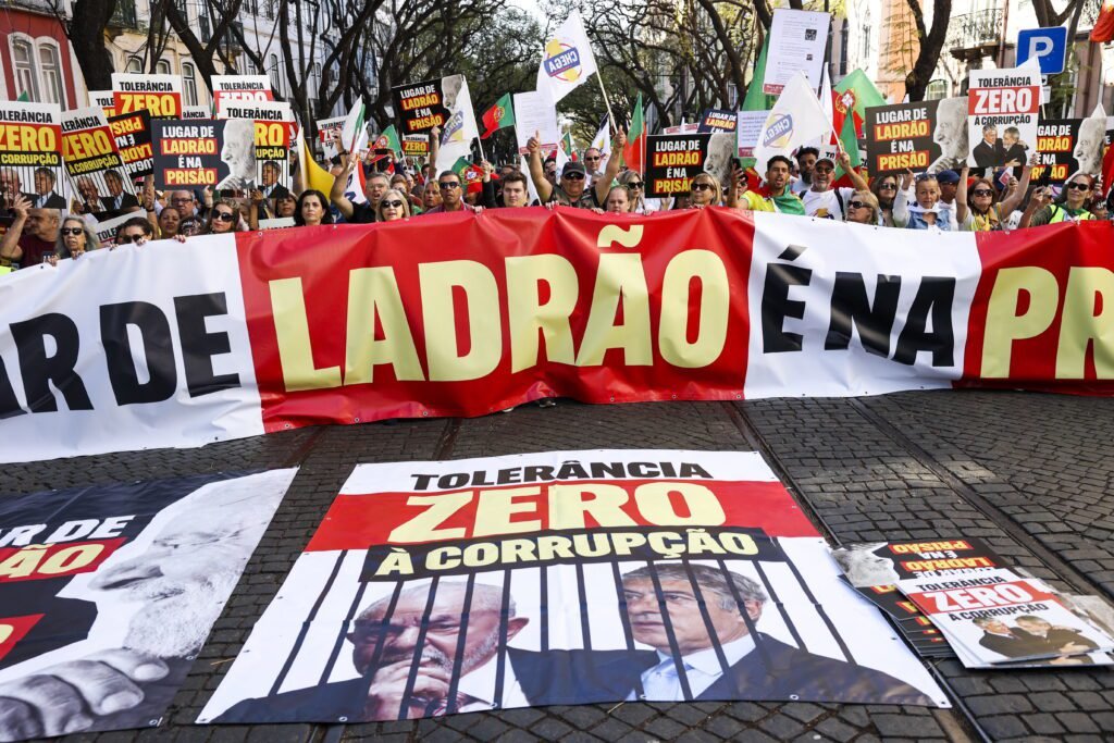 População protesta nas ruas de Portugal contra presença de Lula