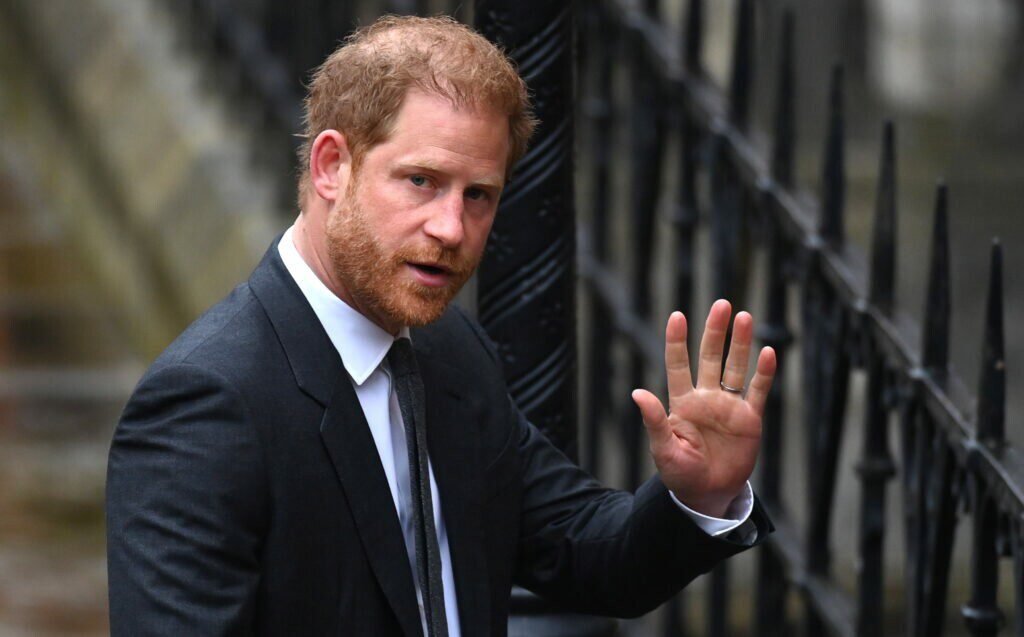 Príncipe Harry irá participar da coroação do pai sem Meghan