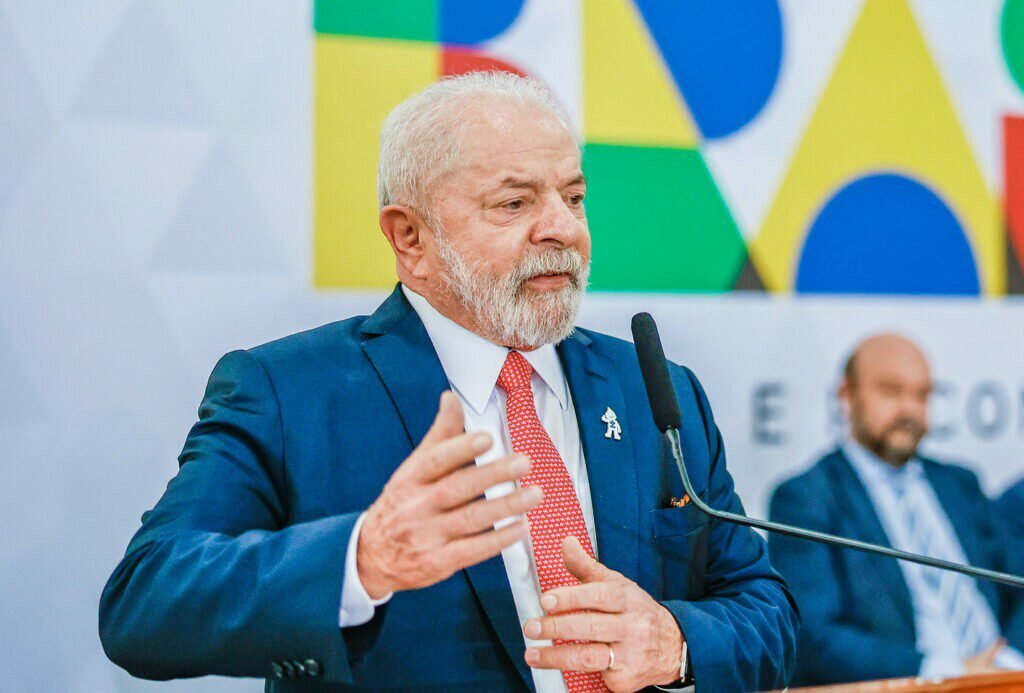 Sem provas, Lula diz que 8/1 foi organizado por Bolsonaro