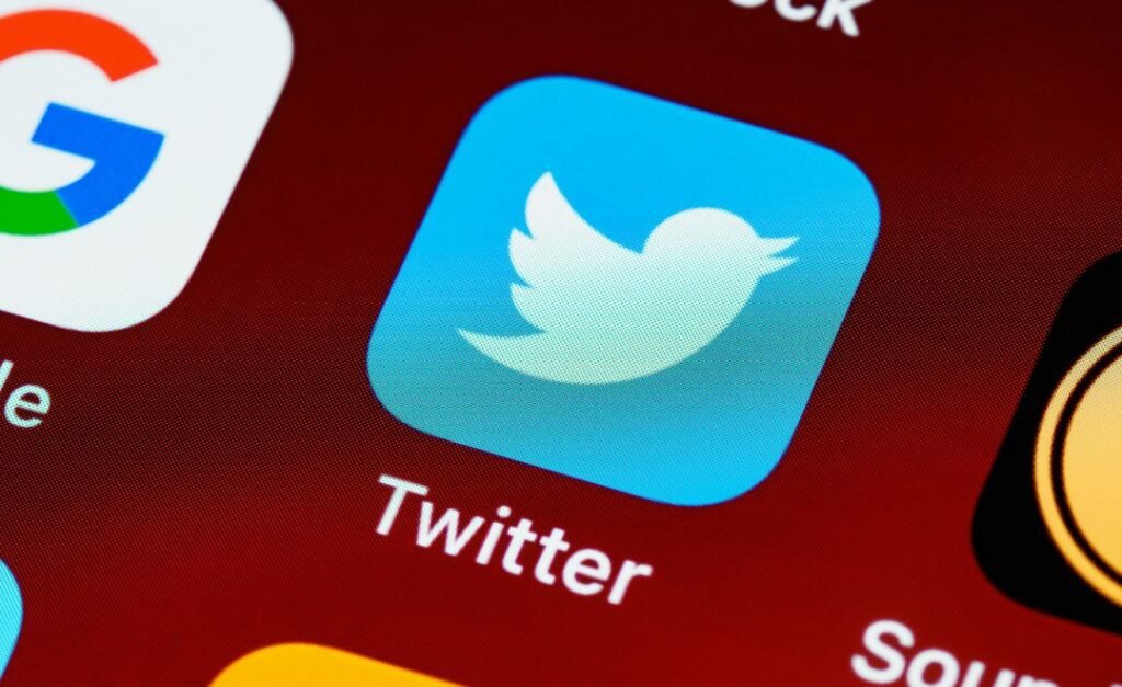 Twitter bloqueará 270 contas que apoiam ataques nas escolas