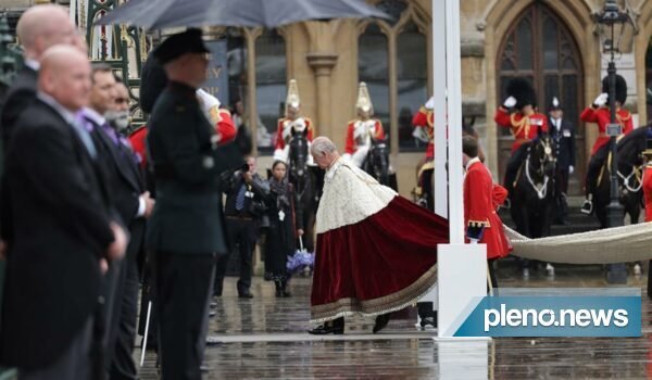 Charles III é coroado rei do Reino Unido