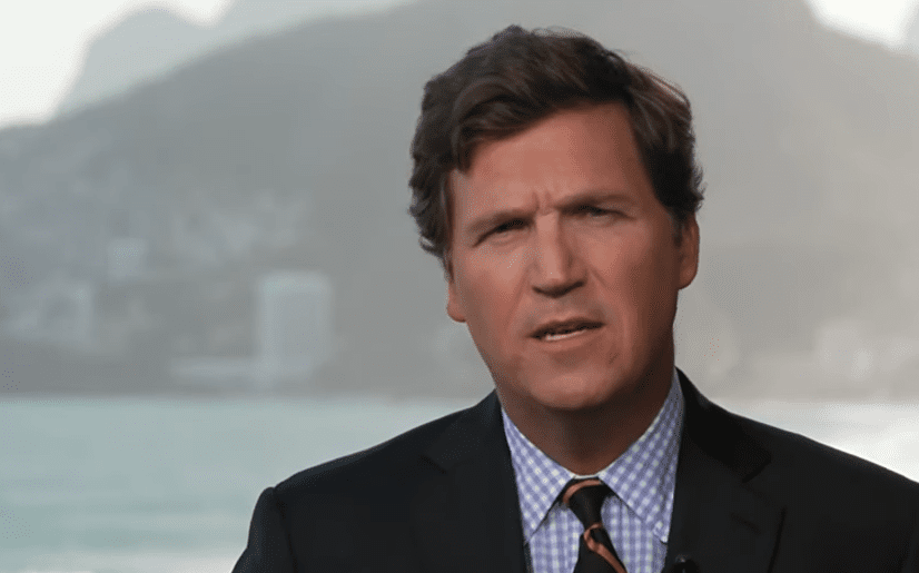 Contrato da Fox pode atrasar retorno de Tucker Carlson pra TV