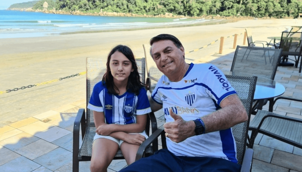 Deputada do PSOL quer obrigar Bolsonaro a vacinar a filha Laura