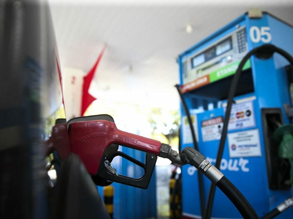 Gasolina comum sobe mais de 12% nos primeiros meses de Lula