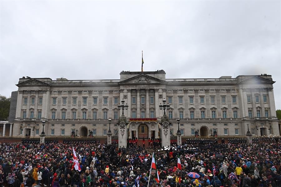 Integrante da banda real passa mal durante percurso de Charles III