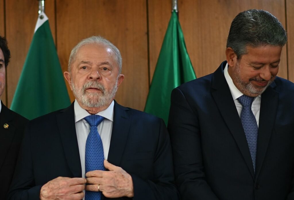 Lula “afaga” Arthur Lira antes de votação do PL das Fake News