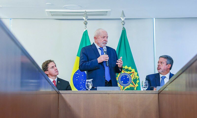 Lula autoriza pagamento de emendas após reunião com Lira