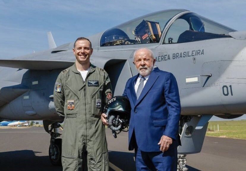 Lula deixa inauguração da linha do Gripen sem discursar