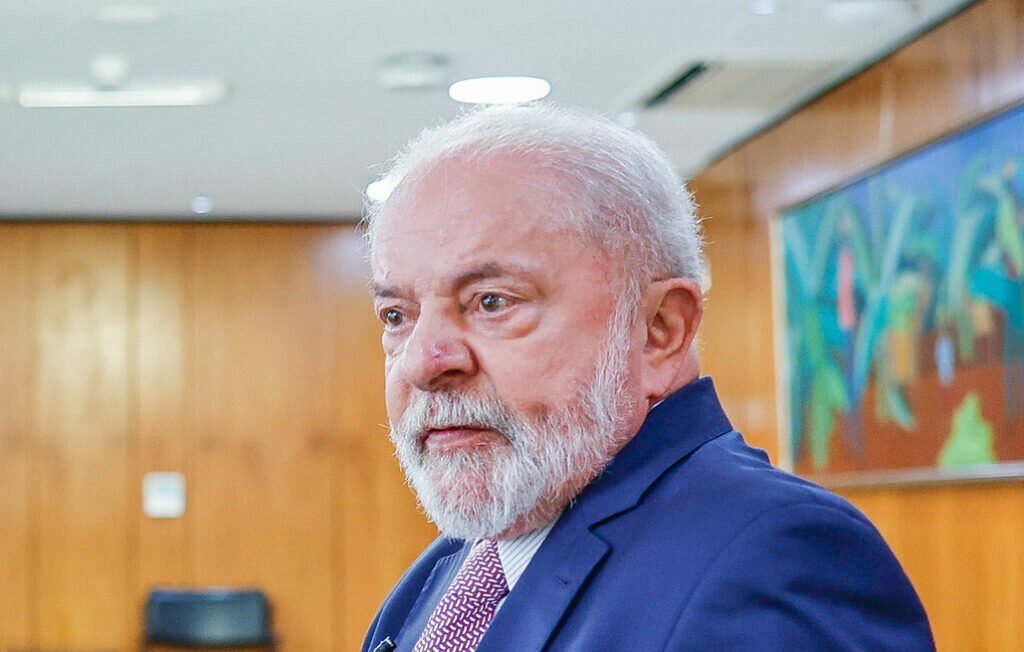 Lula fere liturgia do cargo e diz: Bolsonaro tem “rabinho preso”