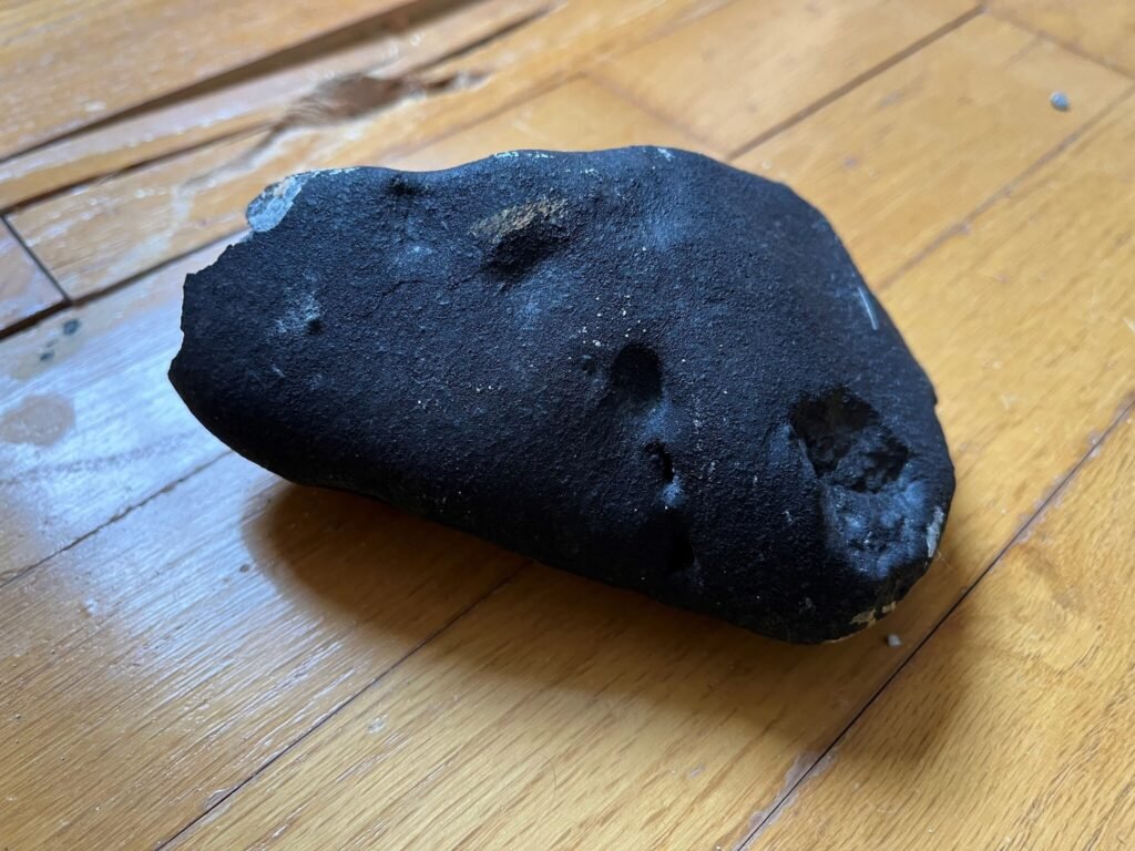 Meteorito cai na Terra e quebra telhado de residência