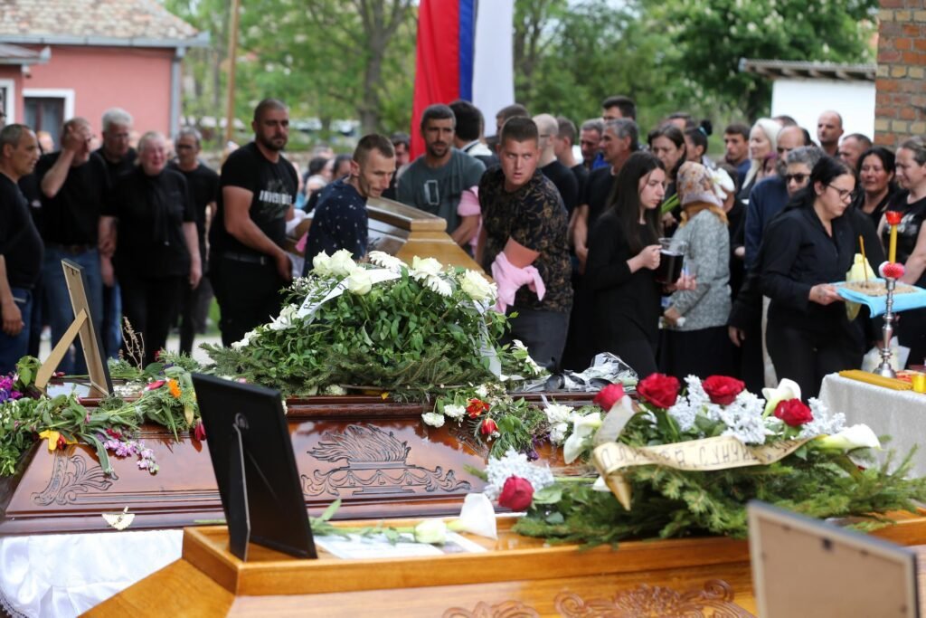 Ministro da Educação sérvio renuncia após massacre escolar