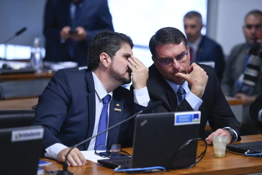 Moraes proíbe visita de Flávio Bolsonaro e Marcos do Val – Conexão Política