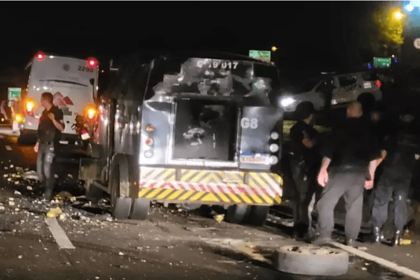 Quadrilha explode carro-forte e foge com dinheiro em SP