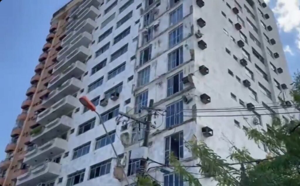 Sacadas de prédio residencial em Belém desabam