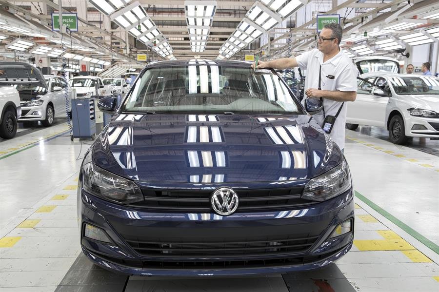 Volkswagen reduz produção a apenas um turno em 2 fábricas