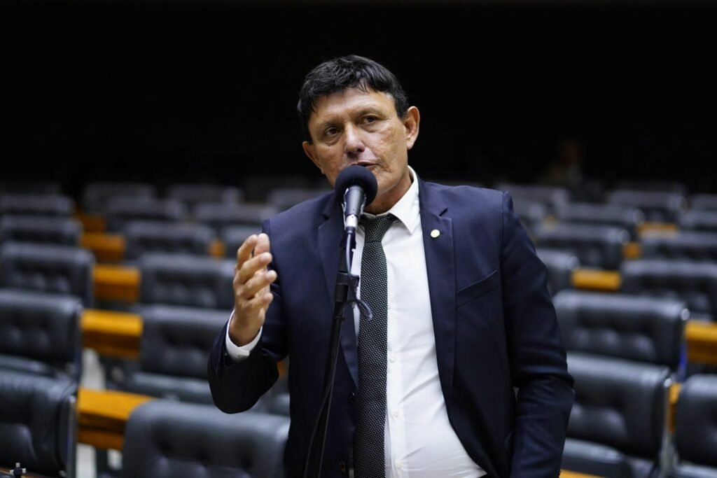 Aliado de Bolsonaro, Éder Mauro lidera corrida eleitoral em Belém