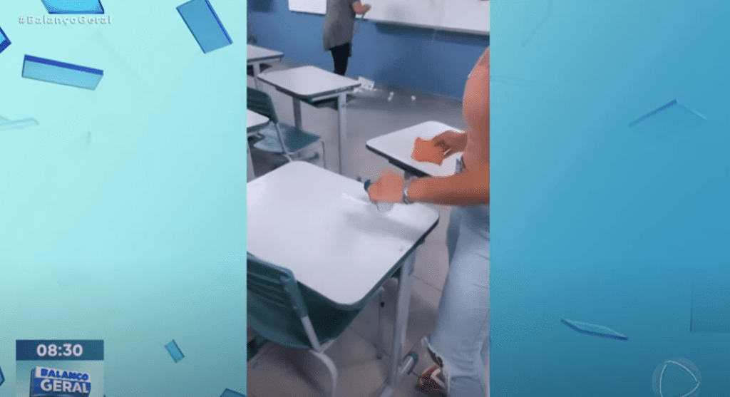 Mãe faz filha limpar mesa que vandalizou na escola